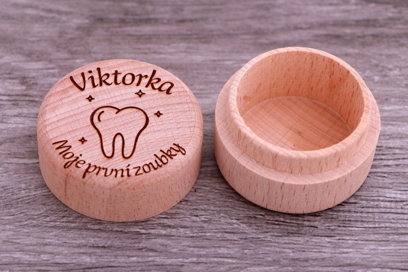 Dřevěná krabička na zoubky se jménem